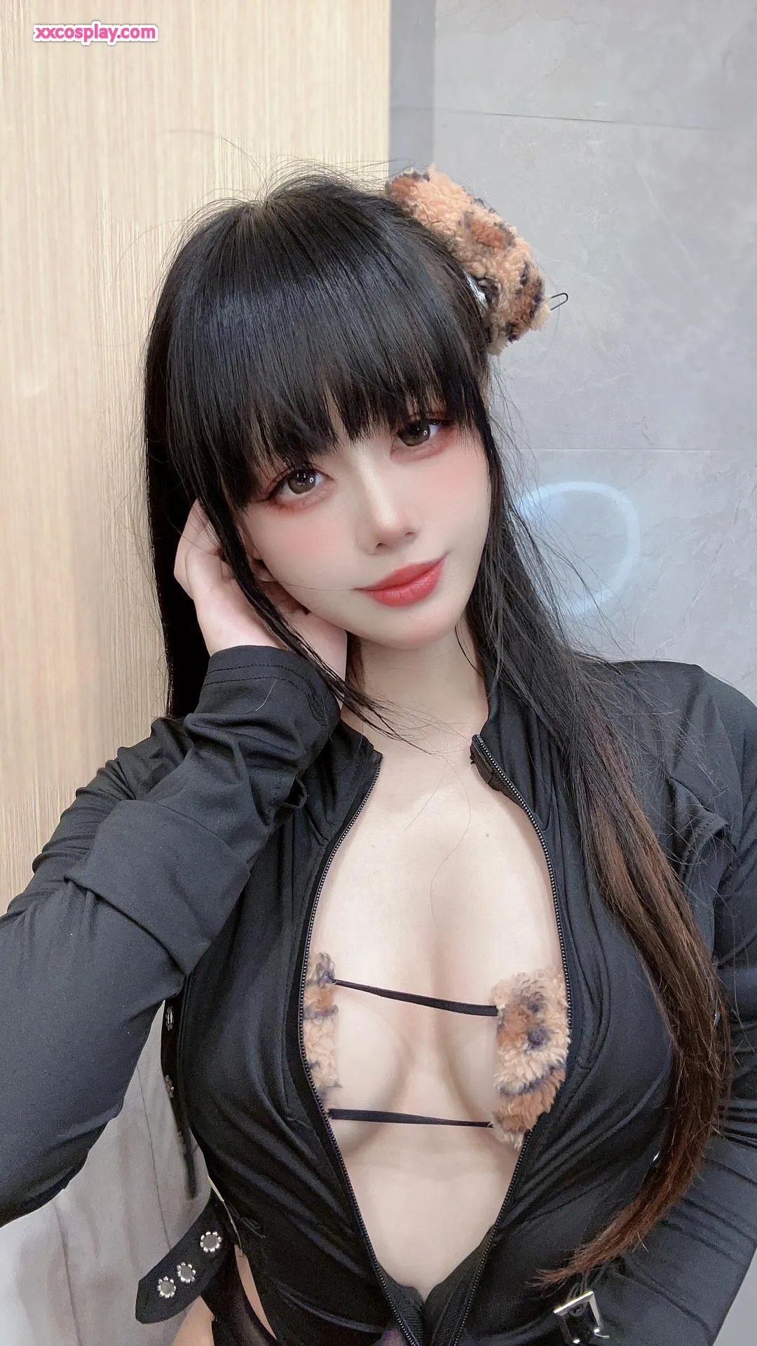 Jiu Yan in Seductive Leopard Print Lingerie